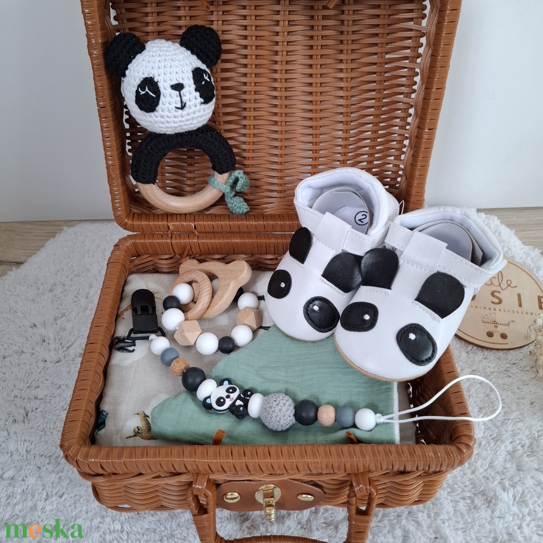 Pandás babaváró ajándékcsomag kisfiúnak bőröndben - baba - mama - babalátogató ajándékcsomag - Meska.hu
