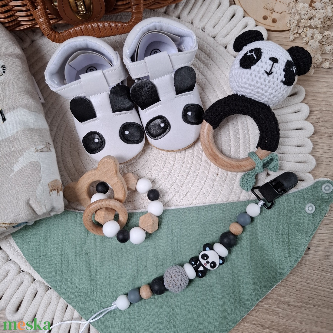 Pandás babaváró ajándékcsomag kisfiúnak bőröndben - baba - mama - babalátogató ajándékcsomag - Meska.hu