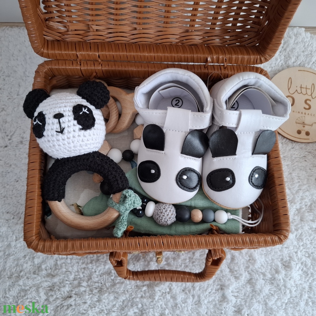 Pandás babaváró ajándékcsomag kisfiúnak bőröndben - baba - mama - babalátogató ajándékcsomag - Meska.hu