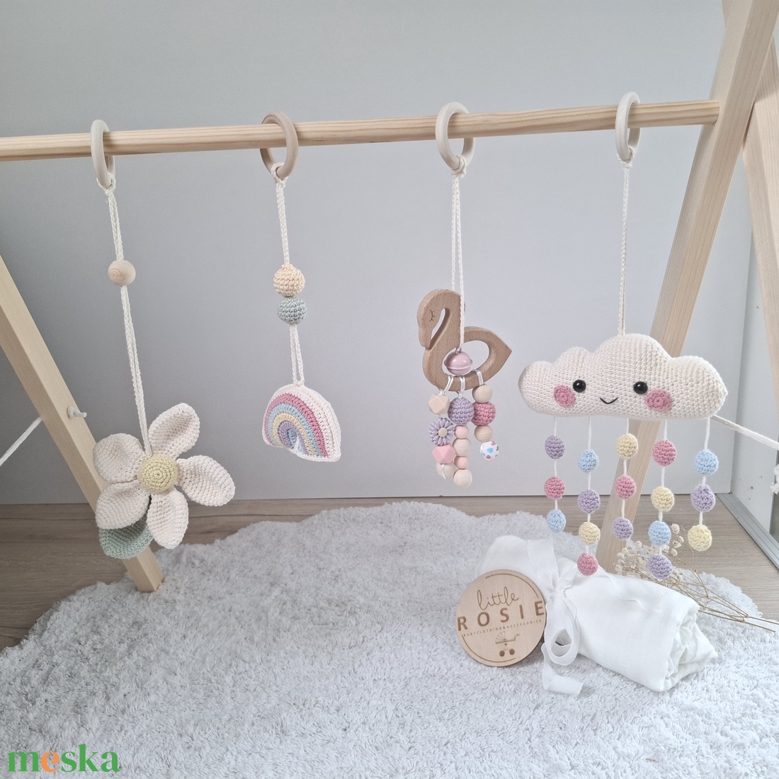 Egy kis álomvilág a babádnak- Babatornáztató állvány választható horgolt játékokkal - baba - mama - baba játékok - mozgásfejlesztő játékok - Meska.hu