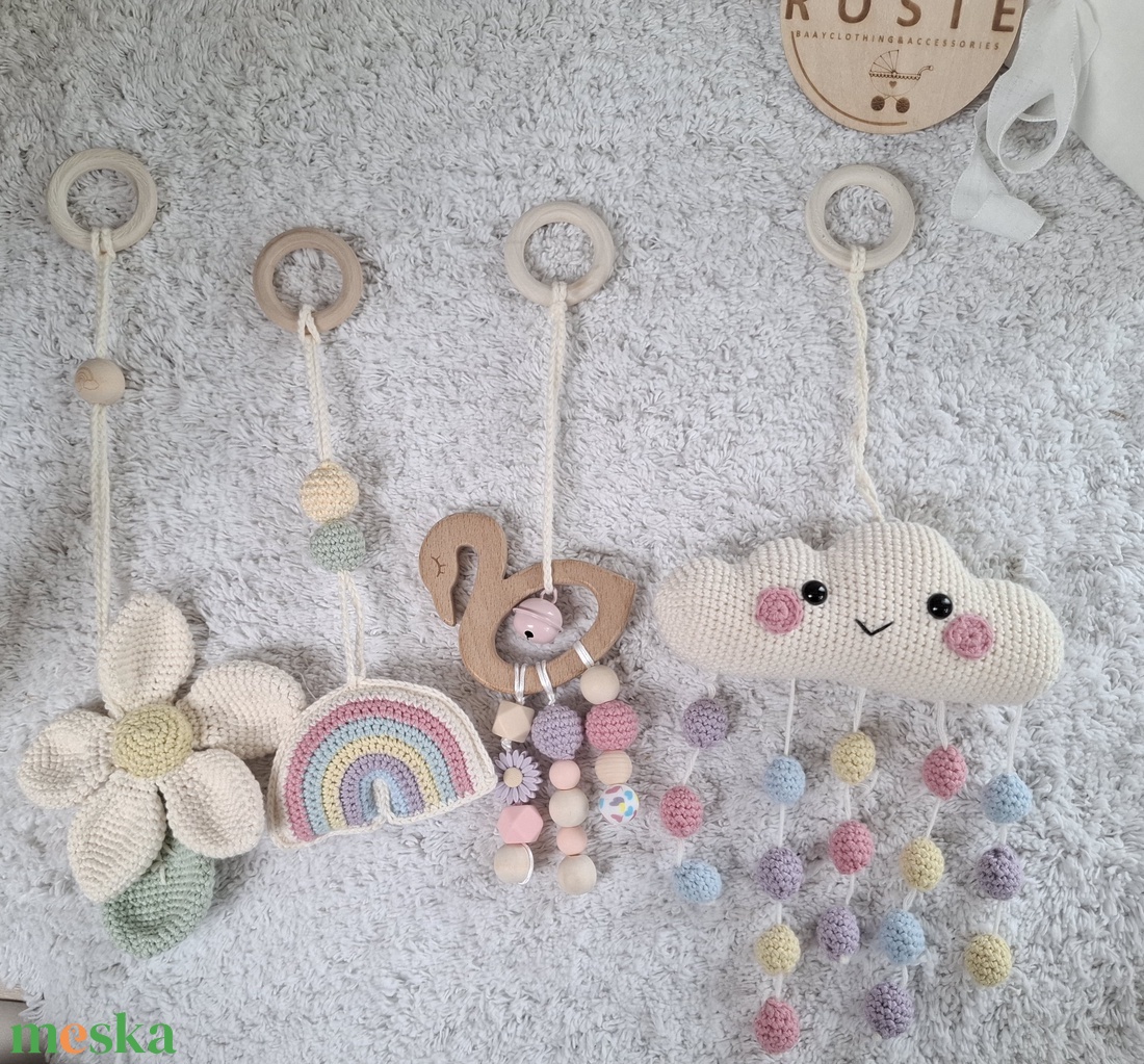 Egy kis álomvilág a babádnak- Babatornáztató állvány választható horgolt játékokkal - baba - mama - baba játékok - mozgásfejlesztő játékok - Meska.hu