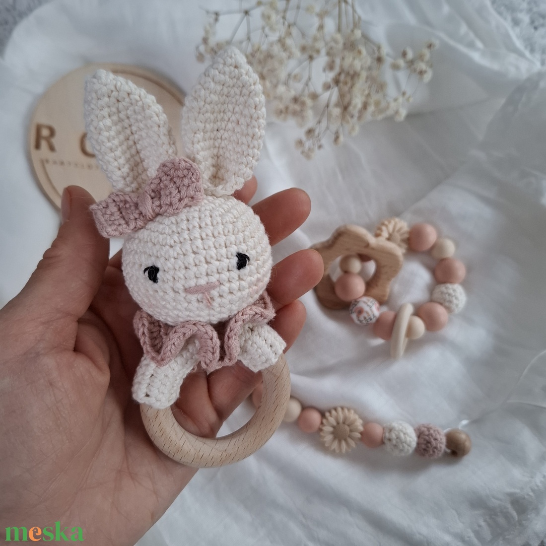 Nyuszis babaköszöntő szett csörgővel, cumilánccal és rágókával - baba - mama - babalátogató ajándékcsomag - Meska.hu