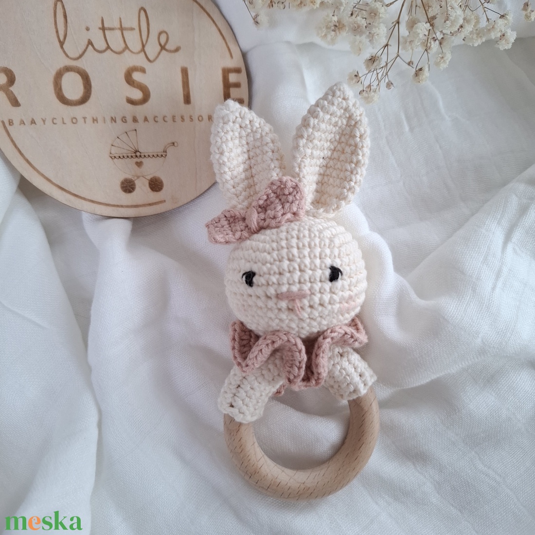 Nyuszis babaköszöntő szett csörgővel, cumilánccal és rágókával - baba - mama - babalátogató ajándékcsomag - Meska.hu