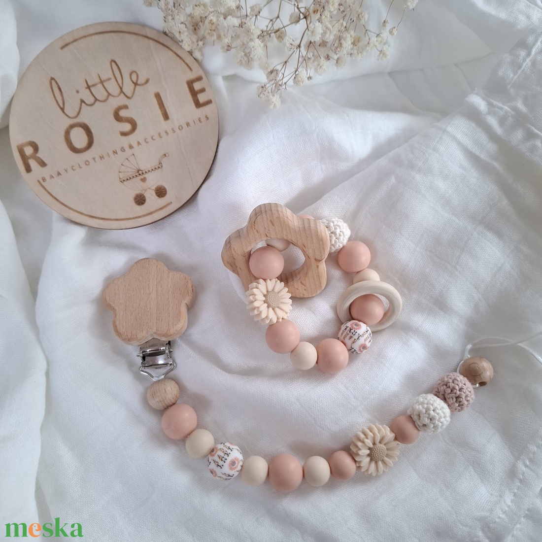 Nyuszis babaköszöntő szett csörgővel, cumilánccal és rágókával - baba - mama - babalátogató ajándékcsomag - Meska.hu