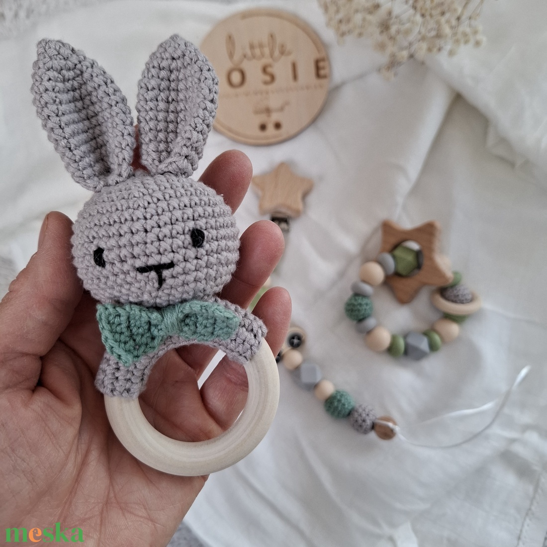 Nyuszis babaköszöntő szett csörgővel, cumilánccal és rágókával kisfiúnak - baba - mama - babalátogató ajándékcsomag - Meska.hu