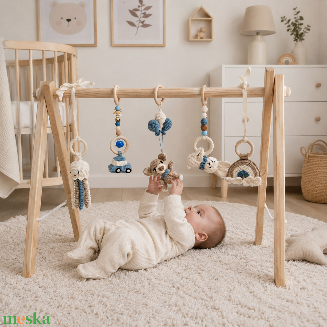 Fa babatornáztató levehető, horgolt játékokkal � összecsukható fa baby gym  - baba - mama - baba játékok - mozgásfejlesztő játékok - Meska.hu