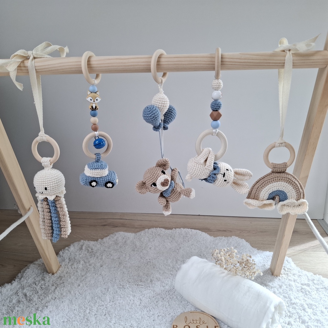 Fa babatornáztató levehető, horgolt játékokkal � összecsukható fa baby gym  - baba - mama - baba játékok - mozgásfejlesztő játékok - Meska.hu