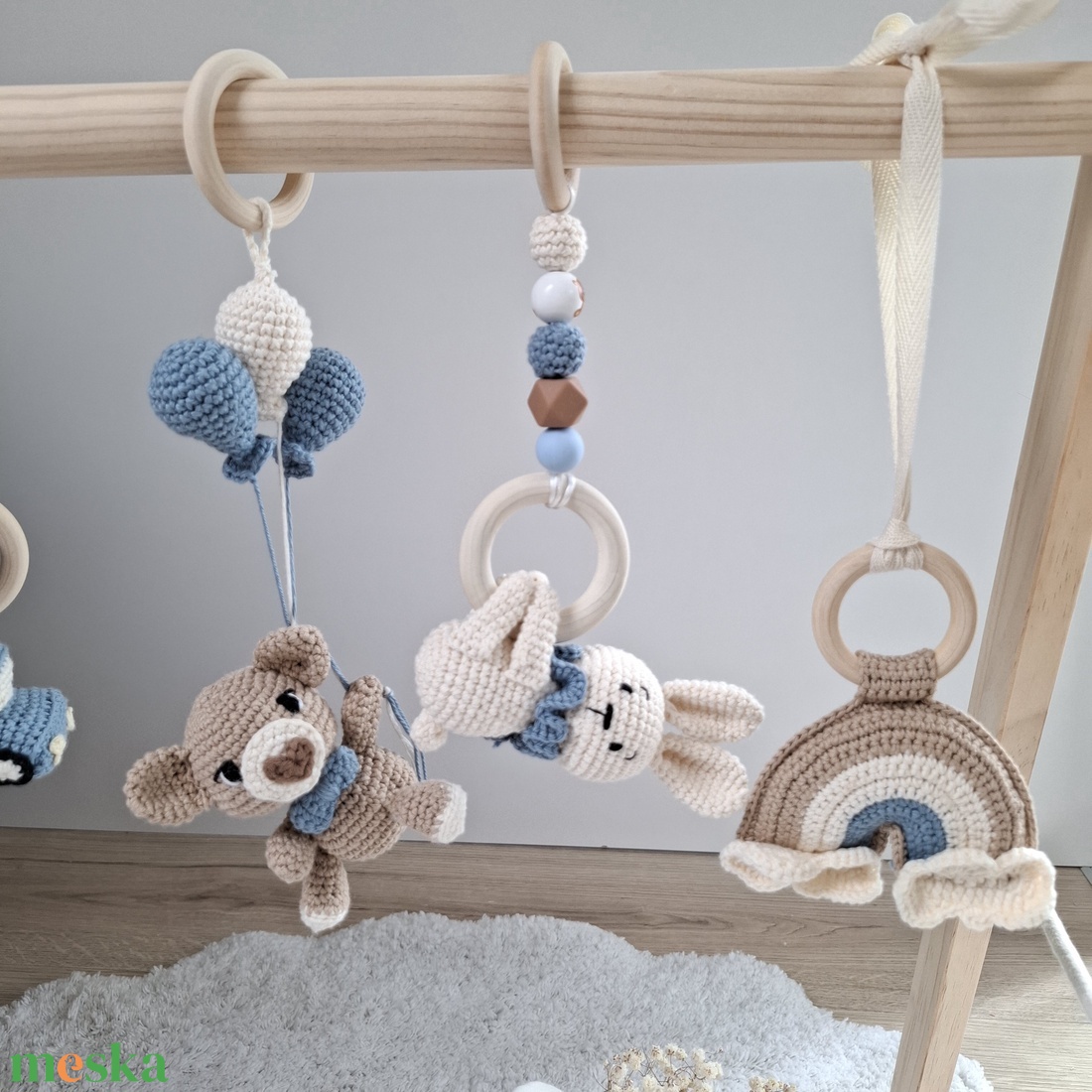 Fa babatornáztató levehető, horgolt játékokkal � összecsukható fa baby gym  - baba - mama - baba játékok - mozgásfejlesztő játékok - Meska.hu