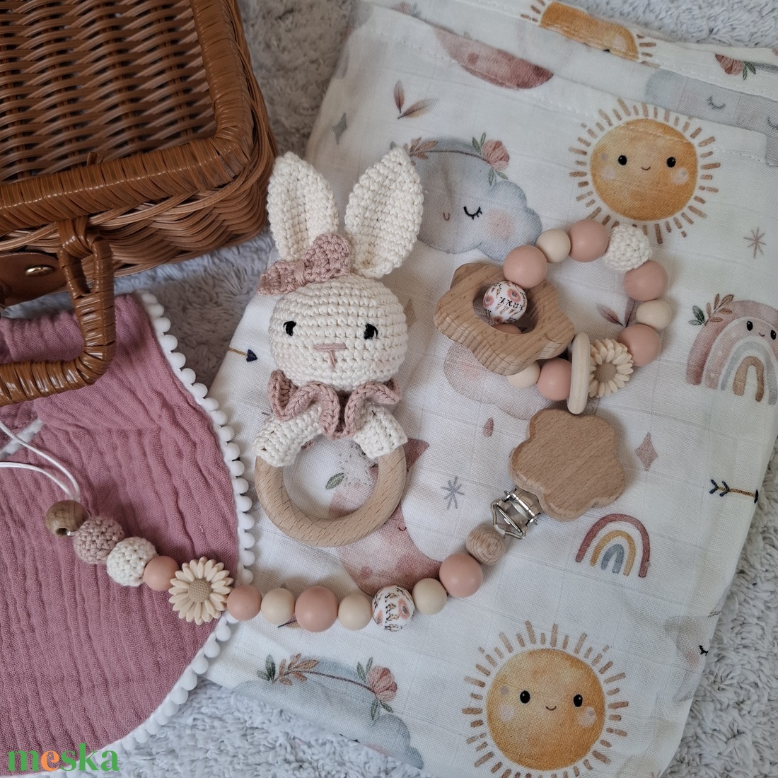 Nyuszis babaváró ajándékcsomag kislánynak bőröndben - baba - mama - babalátogató ajándékcsomag - Meska.hu