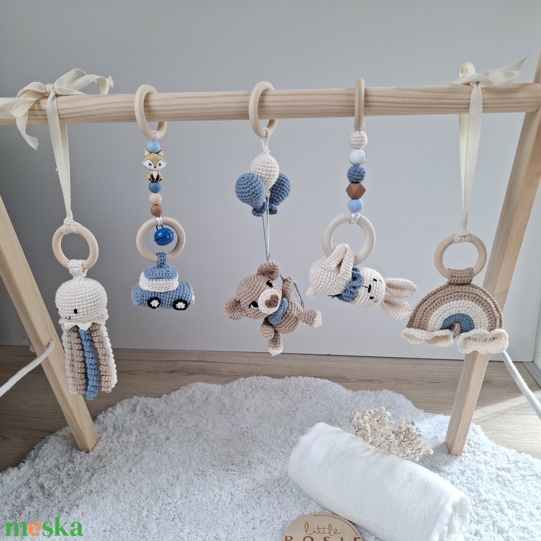 Fa babatornáztató levehető, horgolt játékokkal � összecsukható fa baby gym 3 játékkal - baba - mama - baba játékok - mozgásfejlesztő játékok - Meska.hu
