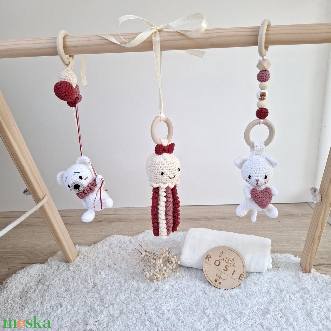 Fa babatornáztató levehető, horgolt játékokkal � összecsukható fa baby gym  - baba - mama - baba játékok - mozgásfejlesztő játékok - Meska.hu