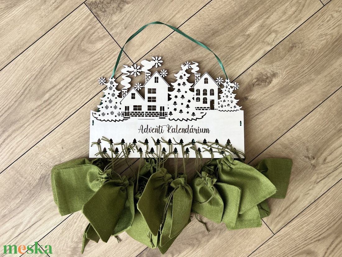 Fából készült adventi kalendárium, házikós design, névre szóló, 24 zsákkal - karácsony - adventi díszek - adventi naptár - Meska.hu Fából készült adventi kalendárium, házikós design, névre szóló, 24 zsákkal - karácsony - adventi díszek - adventi naptár - Meska.hu