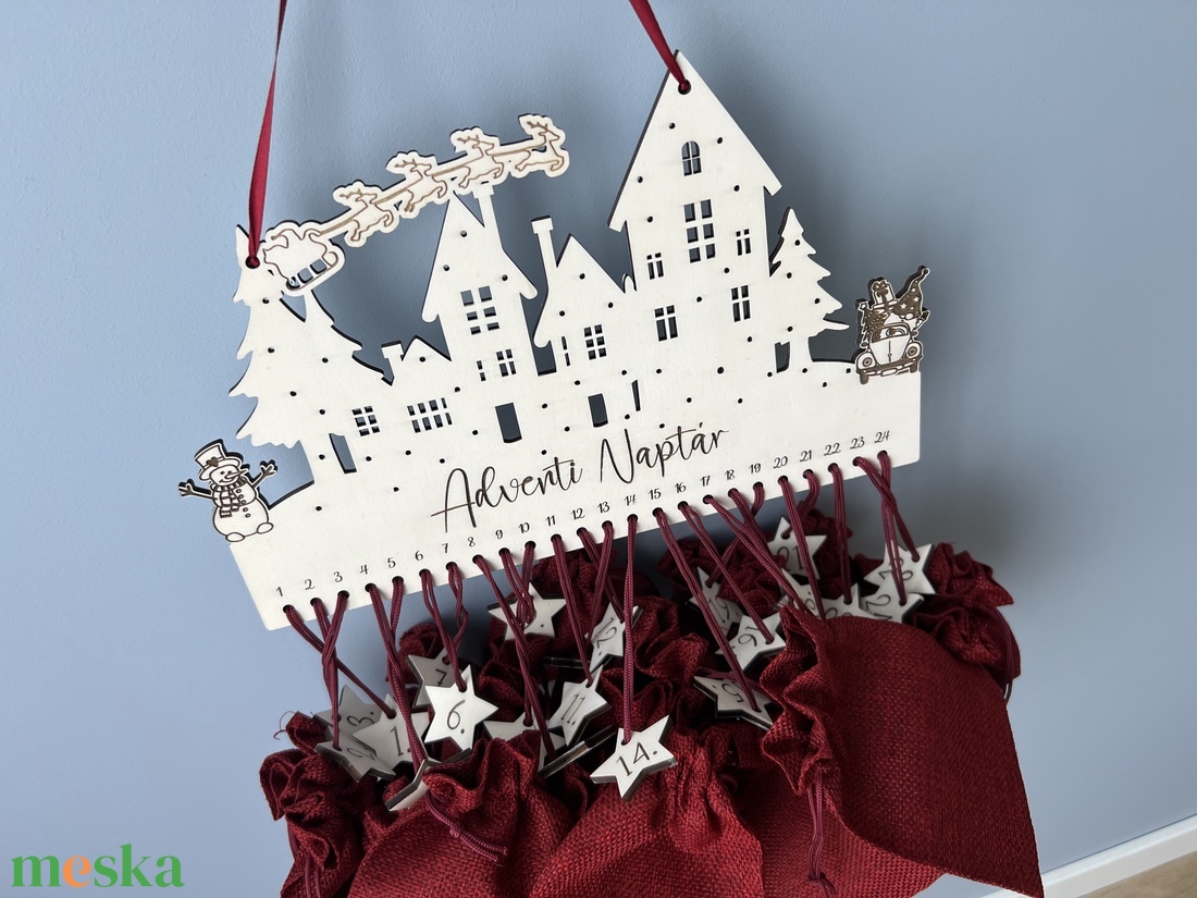 Fából készült adventi naptár  házikós design piros zsákokkal, személyre szabható - karácsony - adventi díszek - adventi naptár - Meska.hu Fából készült adventi naptár  házikós design piros zsákokkal, személyre szabható - karácsony - adventi díszek - adventi naptár - Meska.hu