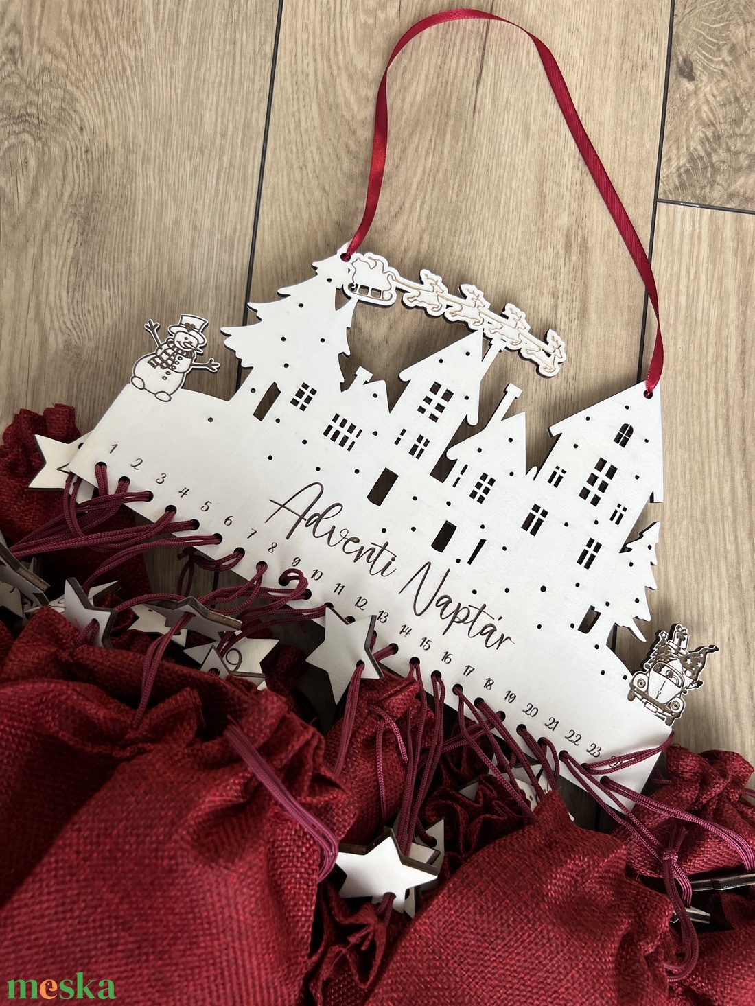 Fából készült adventi naptár  házikós design piros zsákokkal, személyre szabható - karácsony - adventi díszek - adventi naptár - Meska.hu Fából készült adventi naptár  házikós design piros zsákokkal, személyre szabható - karácsony - adventi díszek - adventi naptár - Meska.hu