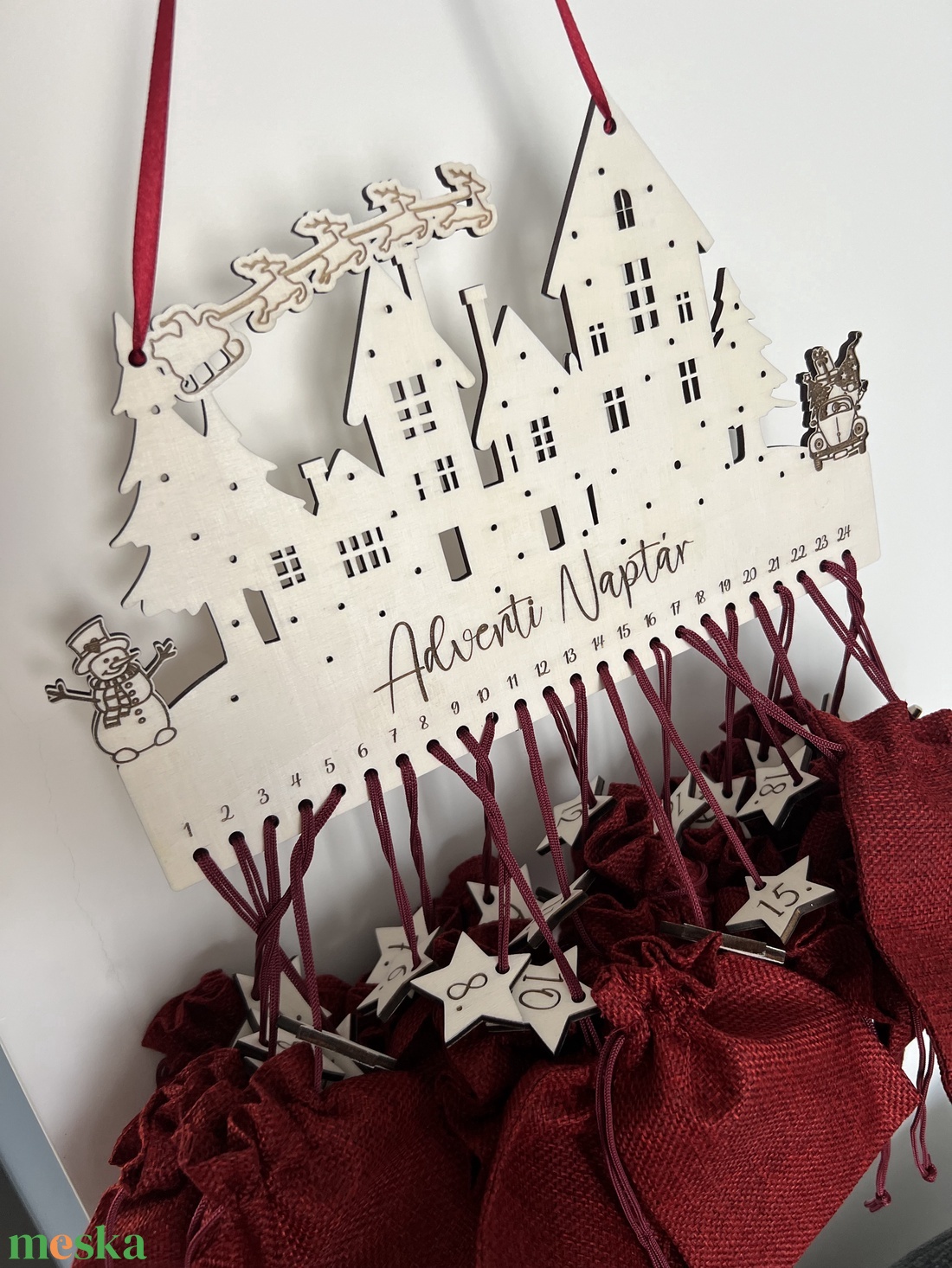 Fából készült adventi naptár  házikós design piros zsákokkal, személyre szabható - karácsony - adventi díszek - adventi naptár - Meska.hu Fából készült adventi naptár  házikós design piros zsákokkal, személyre szabható - karácsony - adventi díszek - adventi naptár - Meska.hu