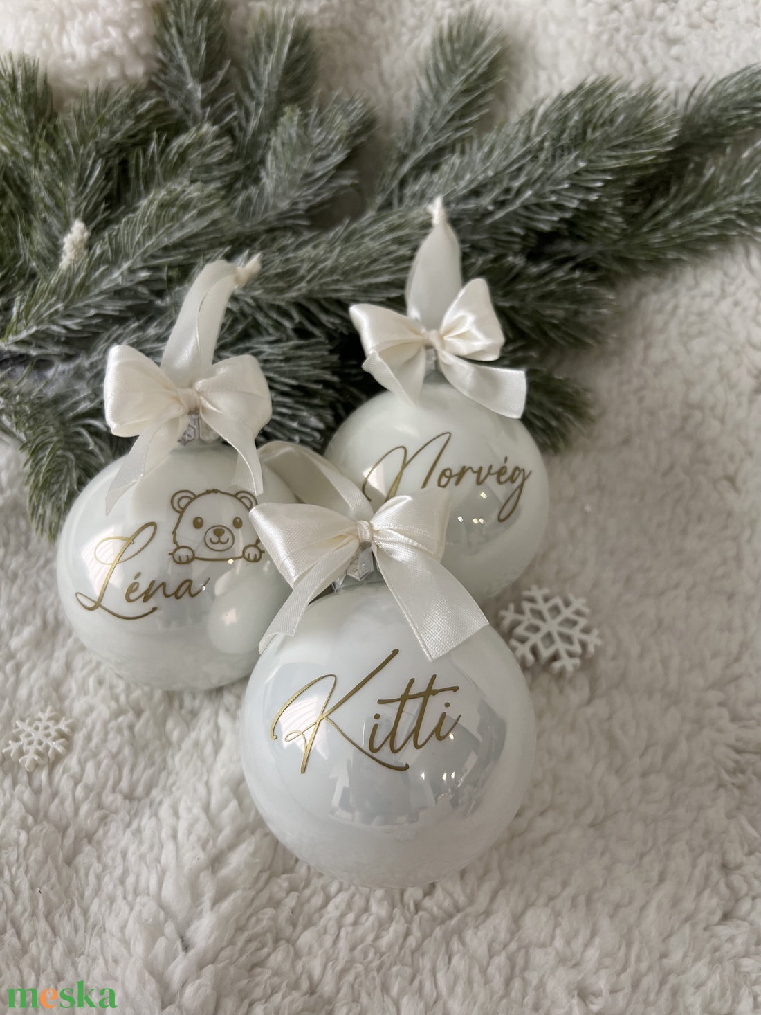 Egyedi névvel ellátott FEHÉR fényes/matt üveggömb 8 cm - karácsony - karácsonyi lakásdekoráció - karácsonyfadíszek - Meska.hu