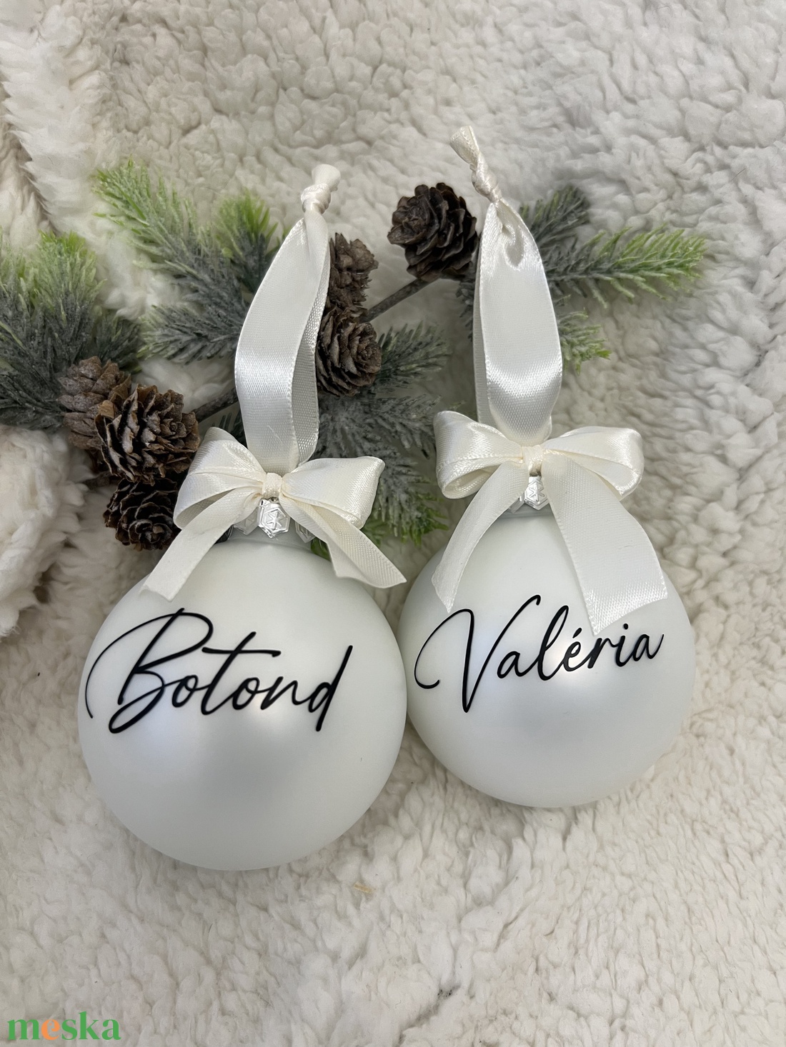 Egyedi névvel ellátott FEHÉR fényes/matt üveggömb 8 cm - karácsony - karácsonyi lakásdekoráció - karácsonyfadíszek - Meska.hu