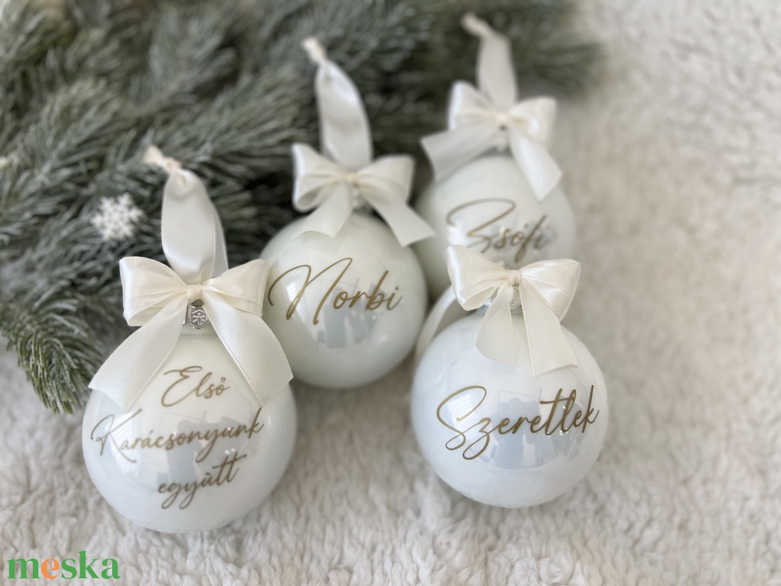 Egyedi névvel ellátott FEHÉR fényes/matt üveggömb 8 cm - karácsony - karácsonyi lakásdekoráció - karácsonyfadíszek - Meska.hu