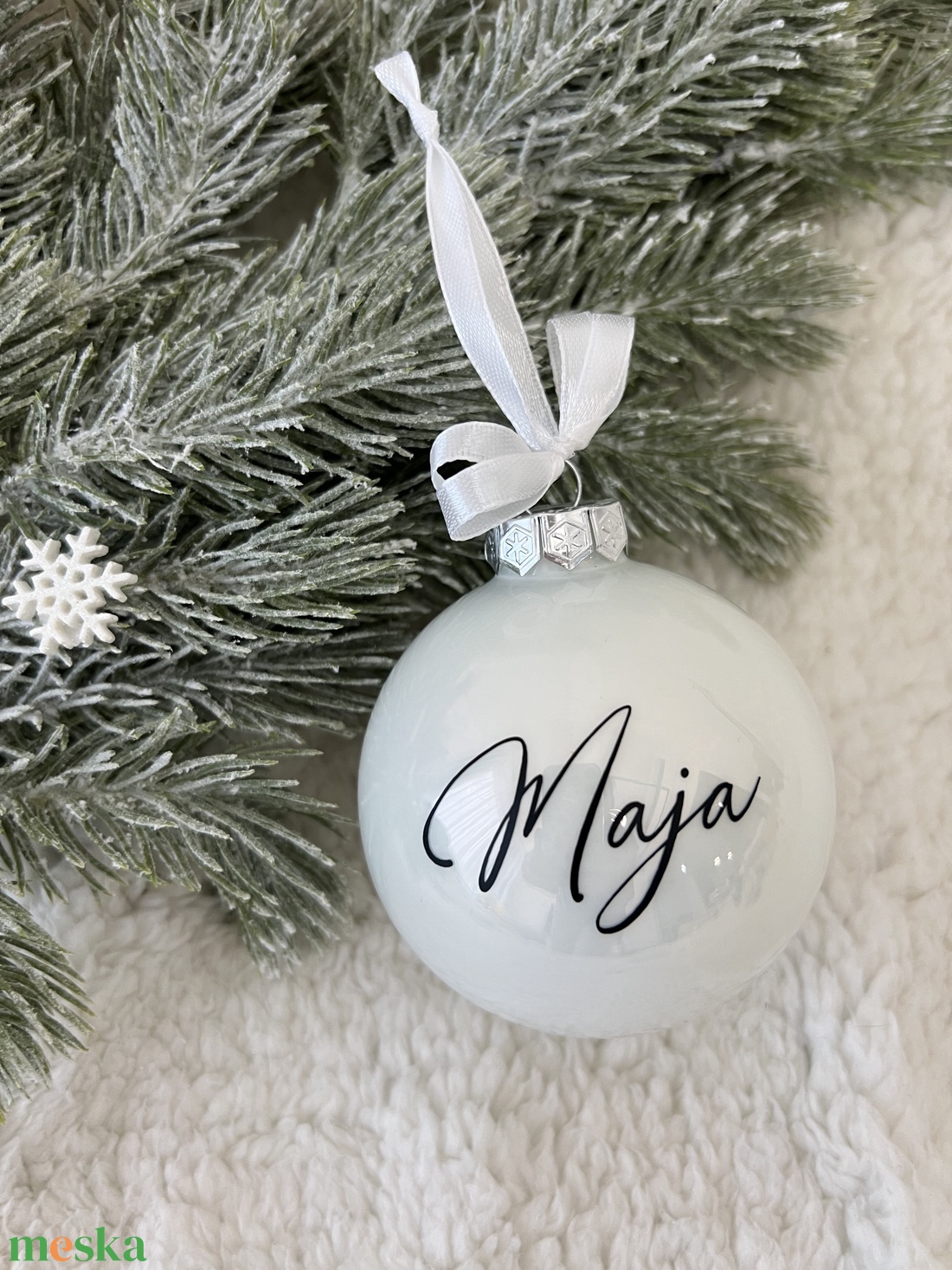 Egyedi névvel ellátott FEHÉR fényes/matt üveggömb 8 cm - karácsony - karácsonyi lakásdekoráció - karácsonyfadíszek - Meska.hu