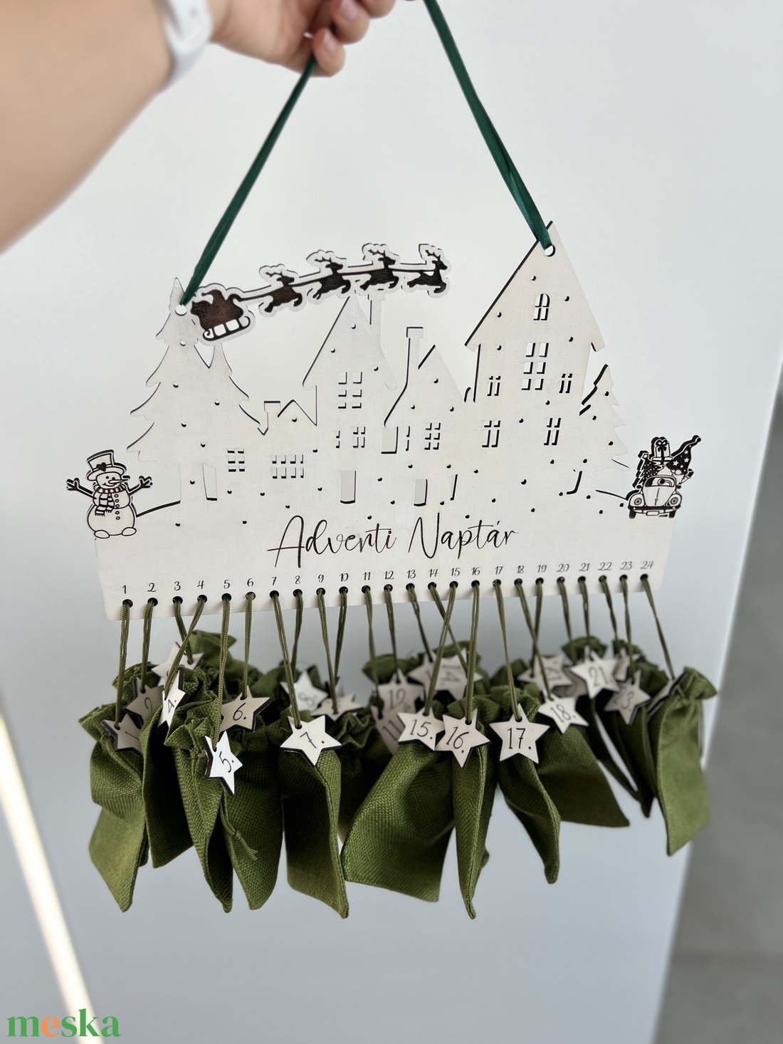 Fából készült adventi naptár � házikós design piros zsákokkal, személyre szabható - karácsony - adventi díszek - adventi naptár - Meska.hu