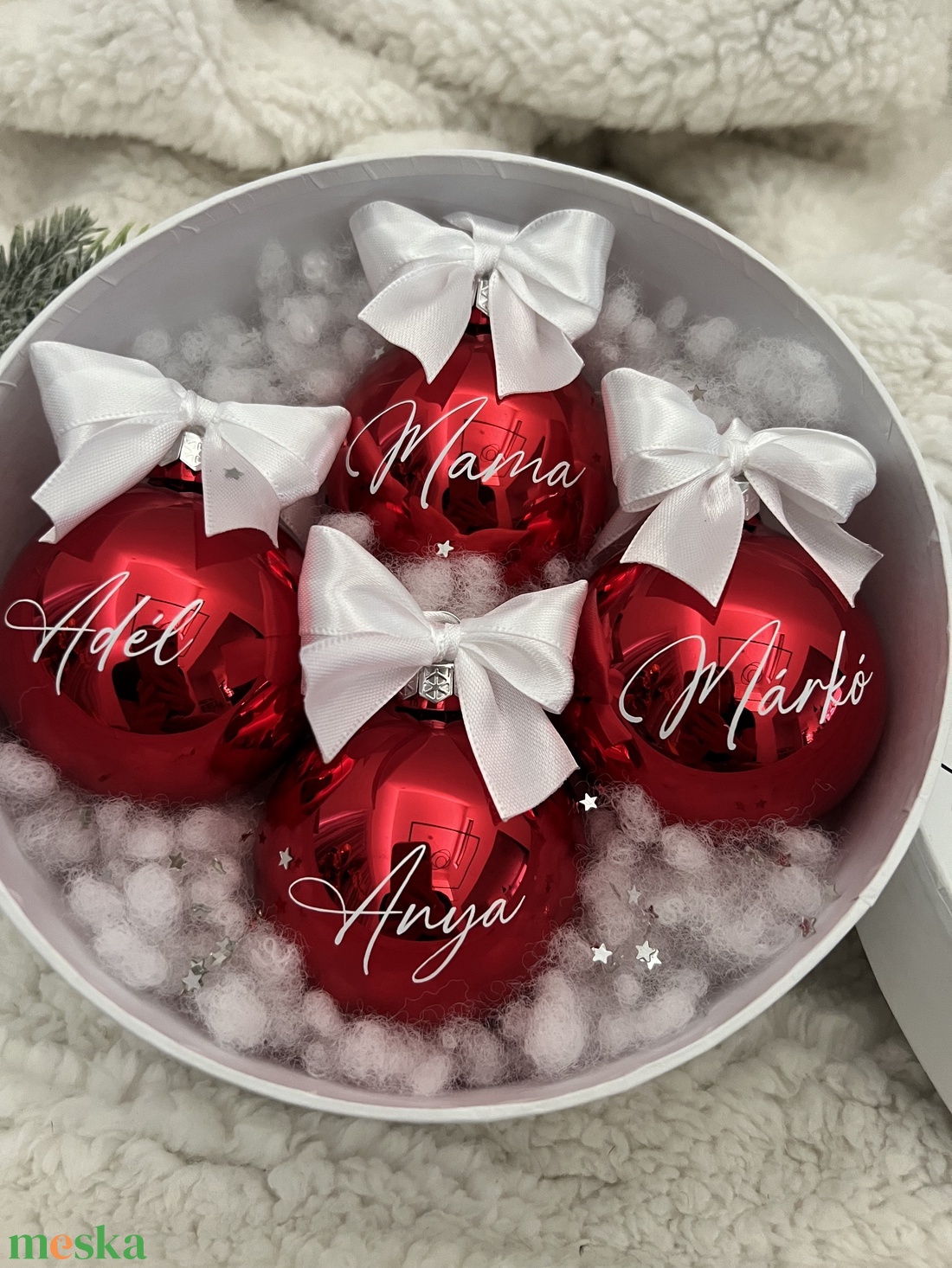 Egyedi névvel ellátott PIROS üveggömb 8 cm - karácsony - karácsonyi lakásdekoráció - karácsonyfadíszek - Meska.hu