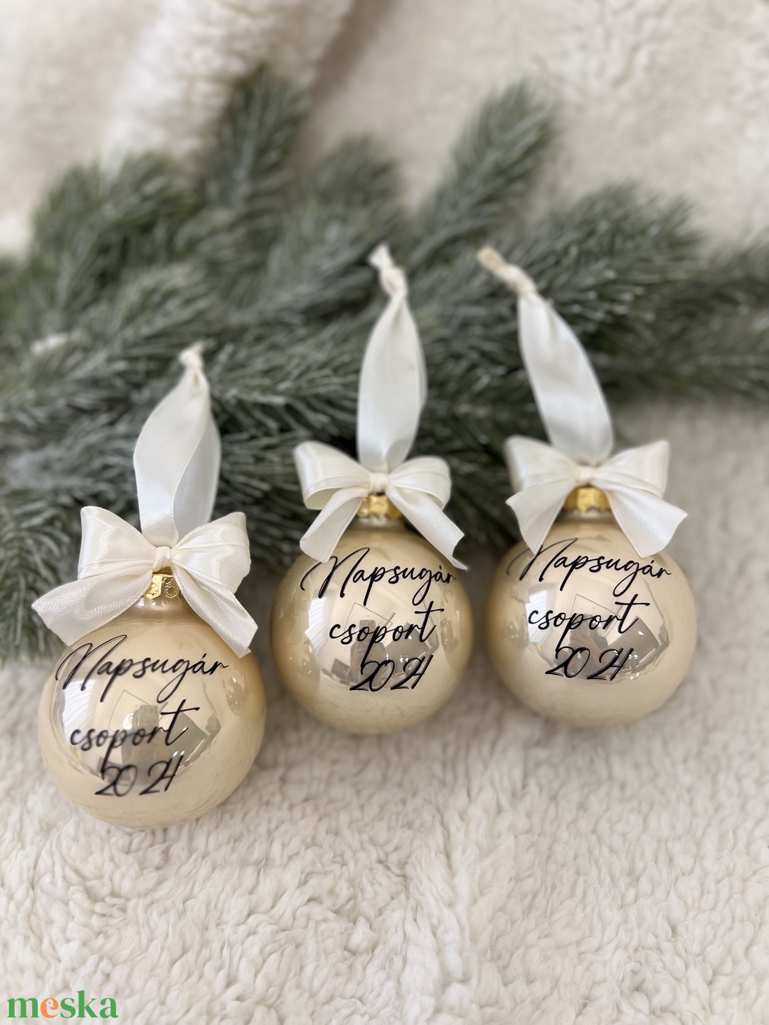Egyedi névvel ellátott pezsgő fényes üveggömb 8 cm - karácsony - karácsonyi lakásdekoráció - karácsonyfadíszek - Meska.hu
