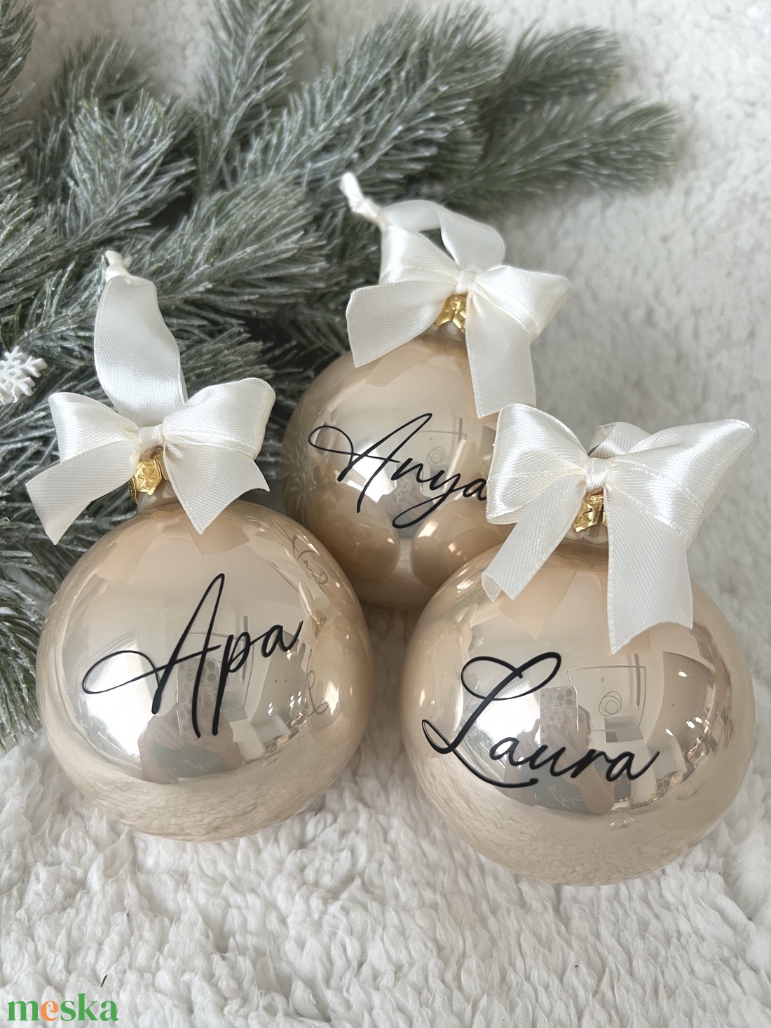 Egyedi névvel ellátott pezsgő fényes üveggömb 8 cm - karácsony - karácsonyi lakásdekoráció - karácsonyfadíszek - Meska.hu
