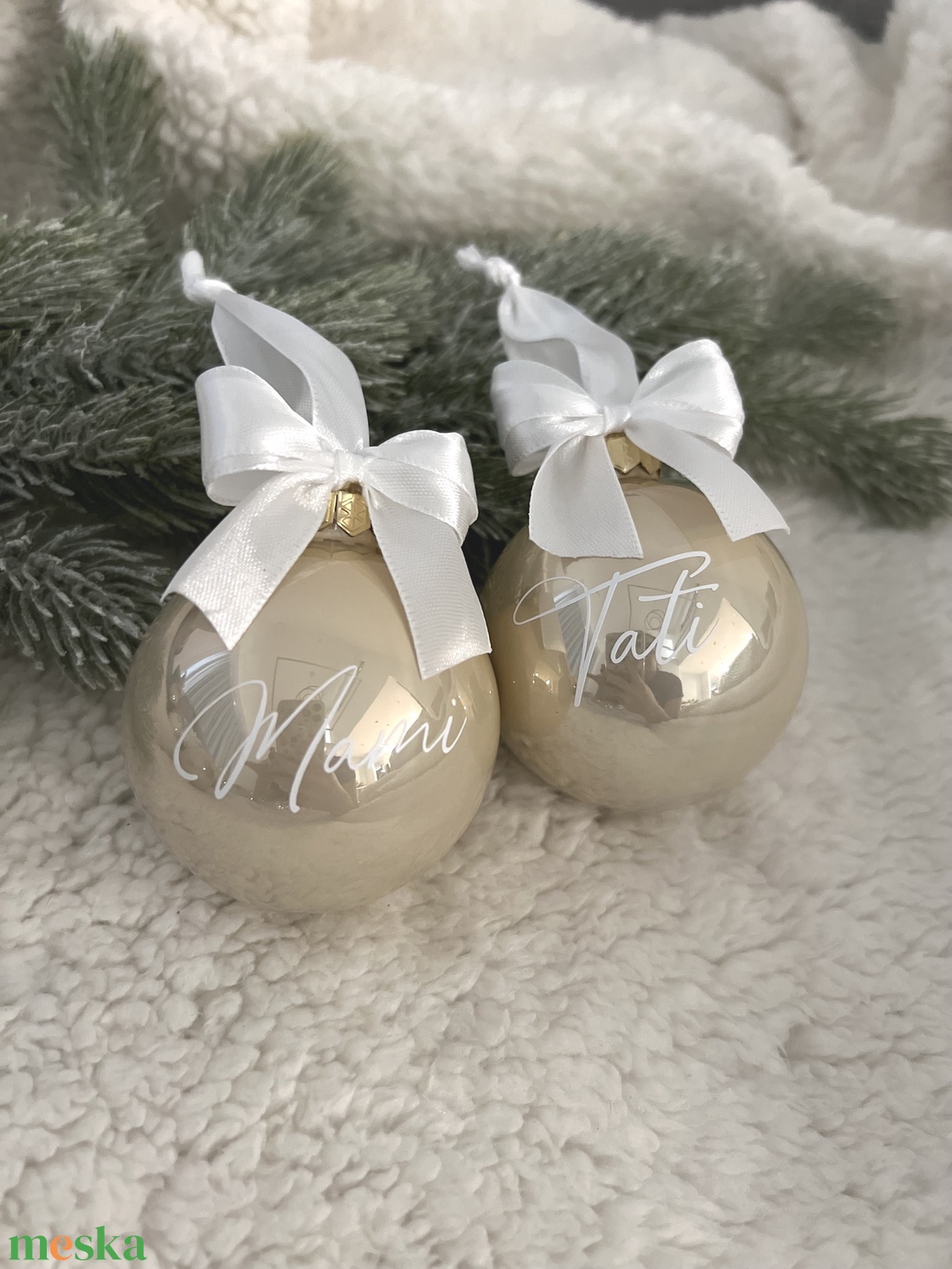 Egyedi névvel ellátott pezsgő fényes üveggömb 8 cm - karácsony - karácsonyi lakásdekoráció - karácsonyfadíszek - Meska.hu