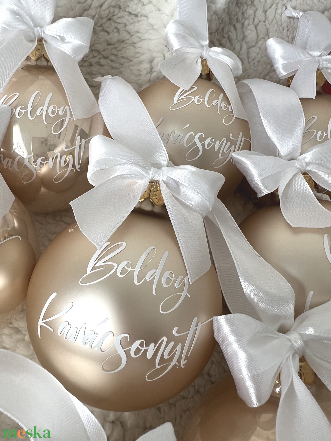 Egyedi névvel ellátott pezsgő fényes üveggömb 8 cm - karácsony - karácsonyi lakásdekoráció - karácsonyfadíszek - Meska.hu