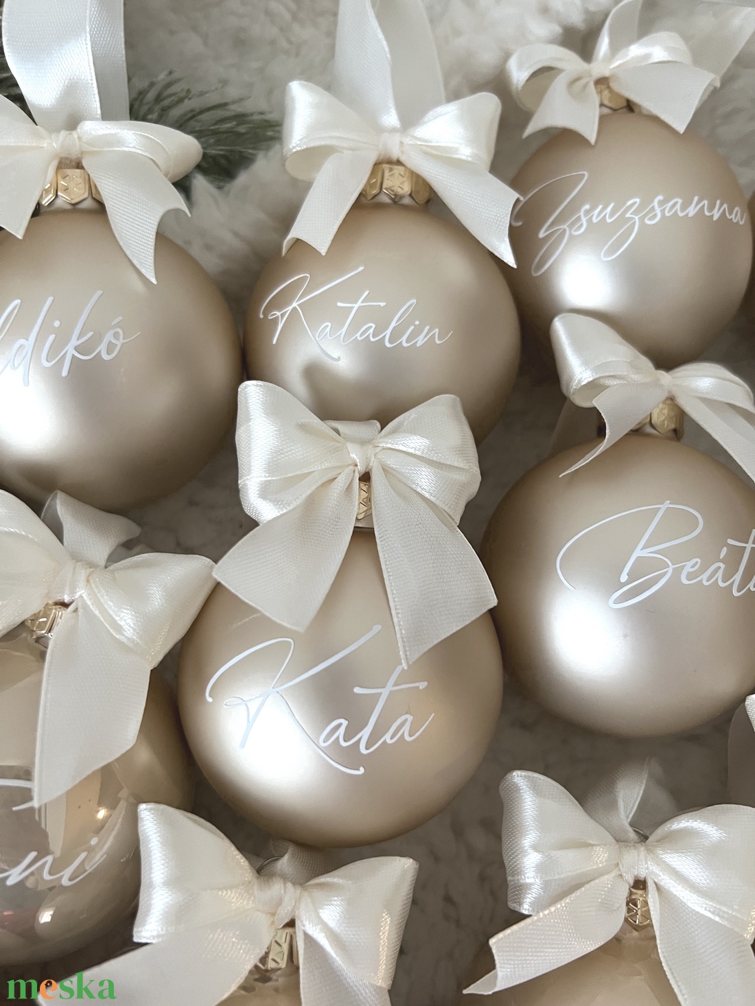 Egyedi névvel ellátott pezsgő matt üveggömb 8 cm - karácsony - karácsonyi lakásdekoráció - karácsonyfadíszek - Meska.hu