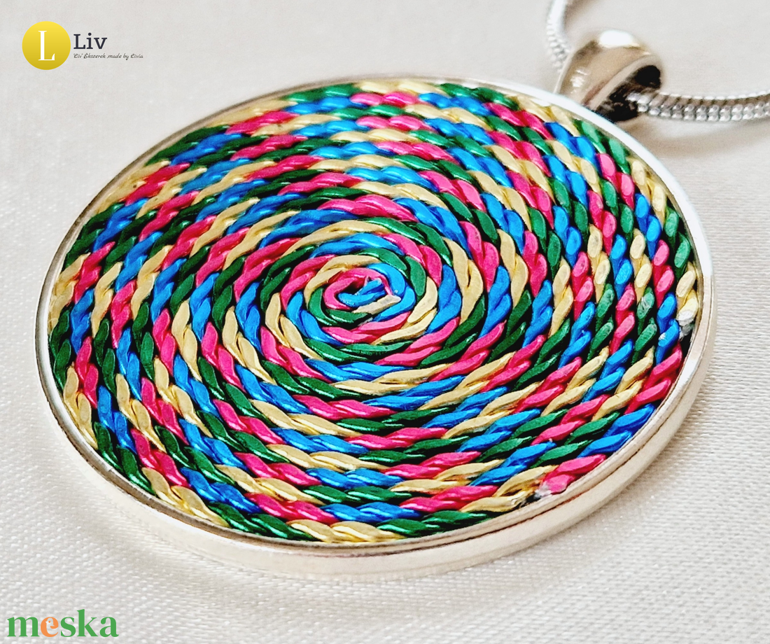 Szivárványos, kézműves medál, 4 cm - ékszer - nyaklánc - medál - Meska.hu Szivárványos, kézműves medál, 4 cm - ékszer - nyaklánc - medál - Meska.hu