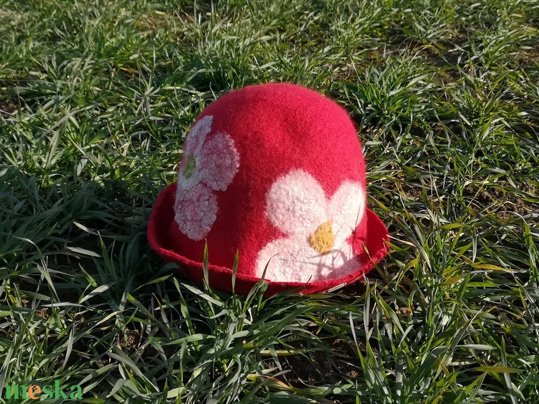 Piros virágos szaunakalap, szaunasapka, nemez kalap, nemez sapka - ruha & divat - sál, sapka, kendő - sapka - Meska.hu Piros virágos szaunakalap, szaunasapka, nemez kalap, nemez sapka - ruha & divat - sál, sapka, kendő - sapka - Meska.hu