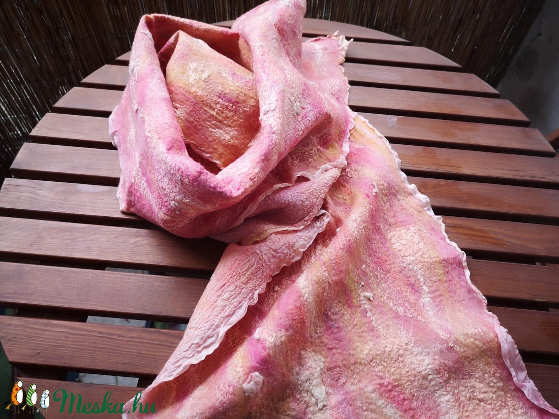 Rózsaszín-fehér-arany mintás nemez sál - ruha & divat - sál, sapka, kendő - stóla - Meska.hu