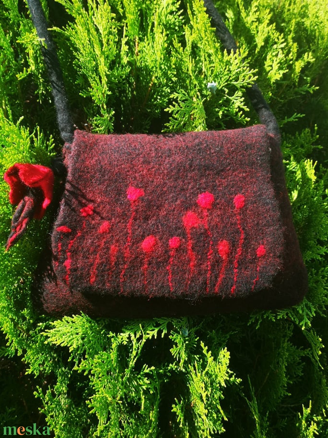 Piros virágos fekete nemez alkalmi táska  - táska & tok - kézitáska & válltáska - válltáska - Meska.hu