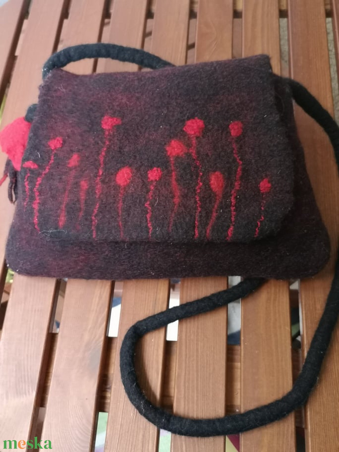 Piros virágos fekete nemez alkalmi táska  - táska & tok - kézitáska & válltáska - válltáska - Meska.hu