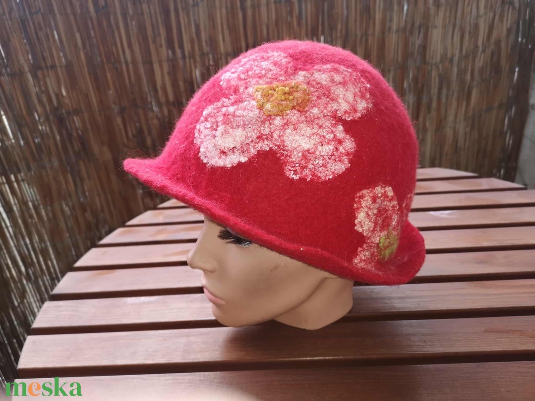 Piros virágos szaunakalap, szaunasapka, nemez kalap, nemez sapka - ruha & divat - sál, sapka, kendő - sapka - Meska.hu Piros virágos szaunakalap, szaunasapka, nemez kalap, nemez sapka - ruha & divat - sál, sapka, kendő - sapka - Meska.hu