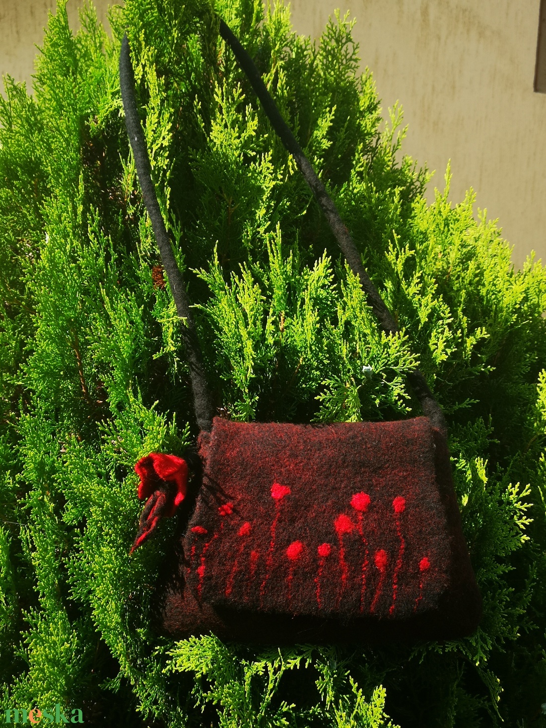 Kis fekete-piros nemezelt alkalmi táska - táska & tok - kézitáska & válltáska - alkalmi táska - Meska.hu