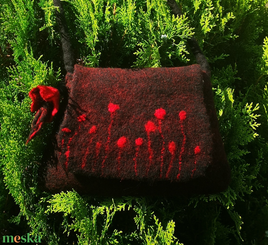 Kis fekete-piros nemezelt alkalmi táska - táska & tok - kézitáska & válltáska - alkalmi táska - Meska.hu