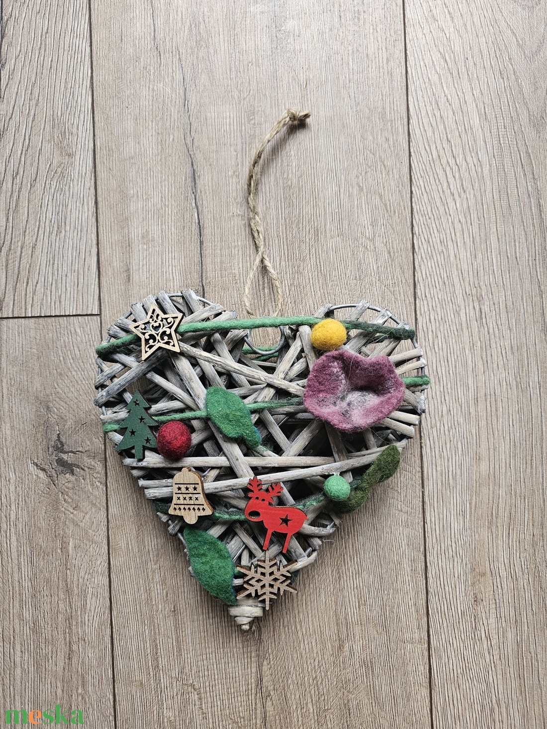 Karácsonyi ajtódísz nemezelt és fa díszítéssel - karácsony - karácsonyi lakásdekoráció - karácsonyi ajtódíszek - Meska.hu