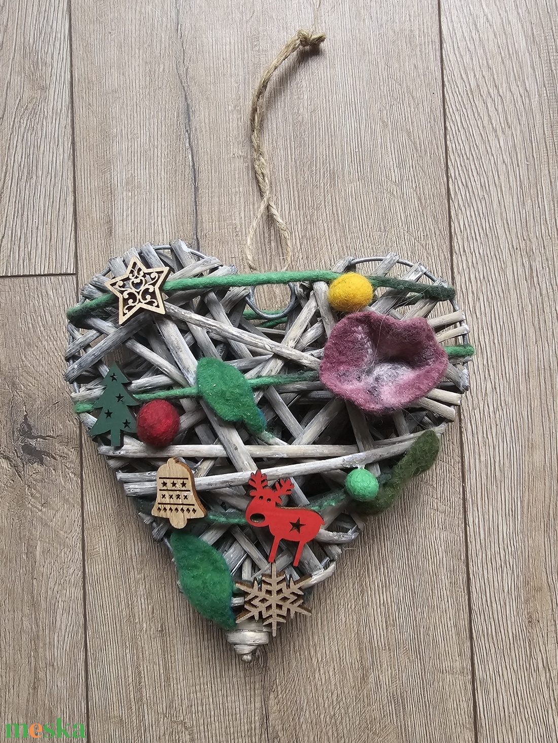 Karácsonyi ajtódísz nemezelt és fa díszítéssel - karácsony - karácsonyi lakásdekoráció - karácsonyi ajtódíszek - Meska.hu