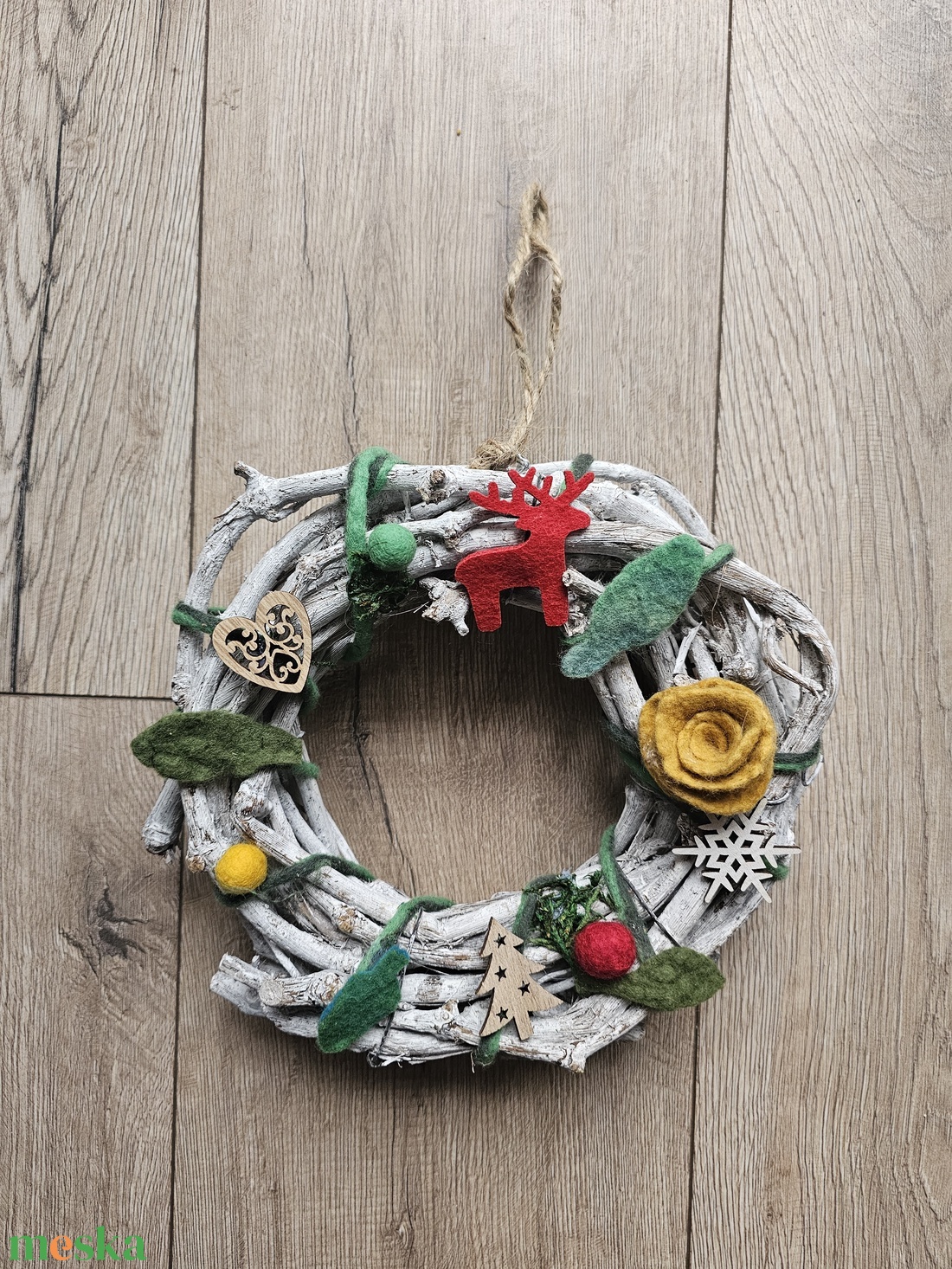 Karácsonyi ajtódísz nemezelt és fa díszítéssel - karácsony - karácsonyi lakásdekoráció - karácsonyi ajtódíszek - Meska.hu