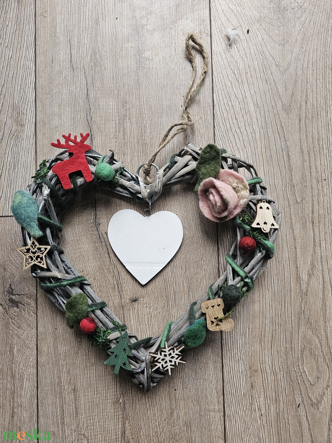 Karácsonyi ajtódísz nemezelt és fa díszítéssel - karácsony - karácsonyi lakásdekoráció - karácsonyi ajtódíszek - Meska.hu