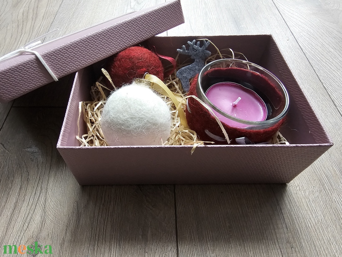 Díszdoboz nemezelt karácsonyi mécsestartóval, mécsessel és nemezelt karácsonyi üvegdíszekkel - karácsony - karácsonyi lakásdekoráció - karácsonyi lakásdíszek - Meska.hu