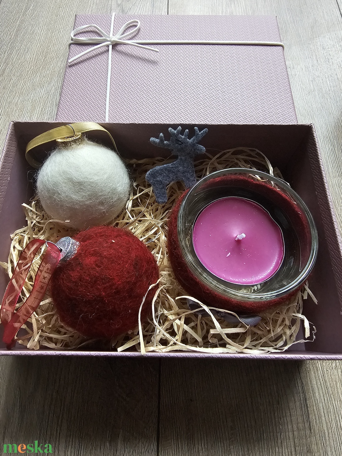 Díszdoboz nemezelt karácsonyi mécsestartóval, mécsessel és nemezelt karácsonyi üvegdíszekkel - karácsony - karácsonyi lakásdekoráció - karácsonyi lakásdíszek - Meska.hu