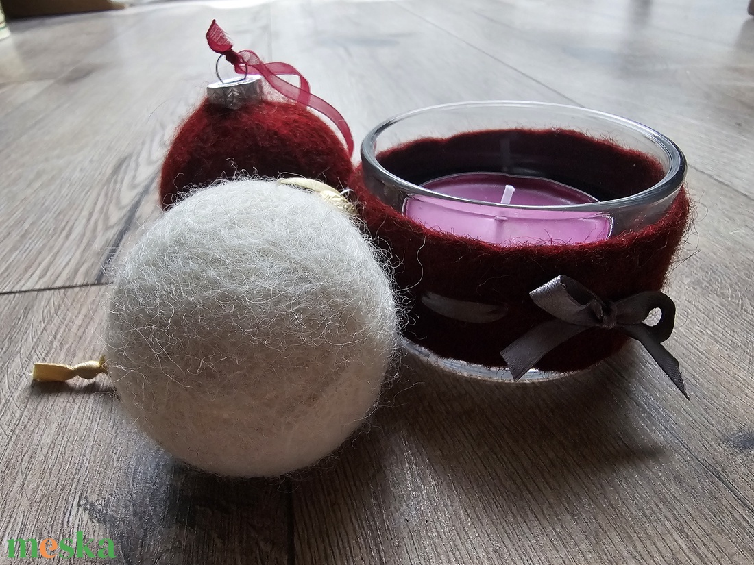 Díszdoboz nemezelt karácsonyi mécsestartóval, mécsessel és nemezelt karácsonyi üvegdíszekkel - karácsony - karácsonyi lakásdekoráció - karácsonyi lakásdíszek - Meska.hu