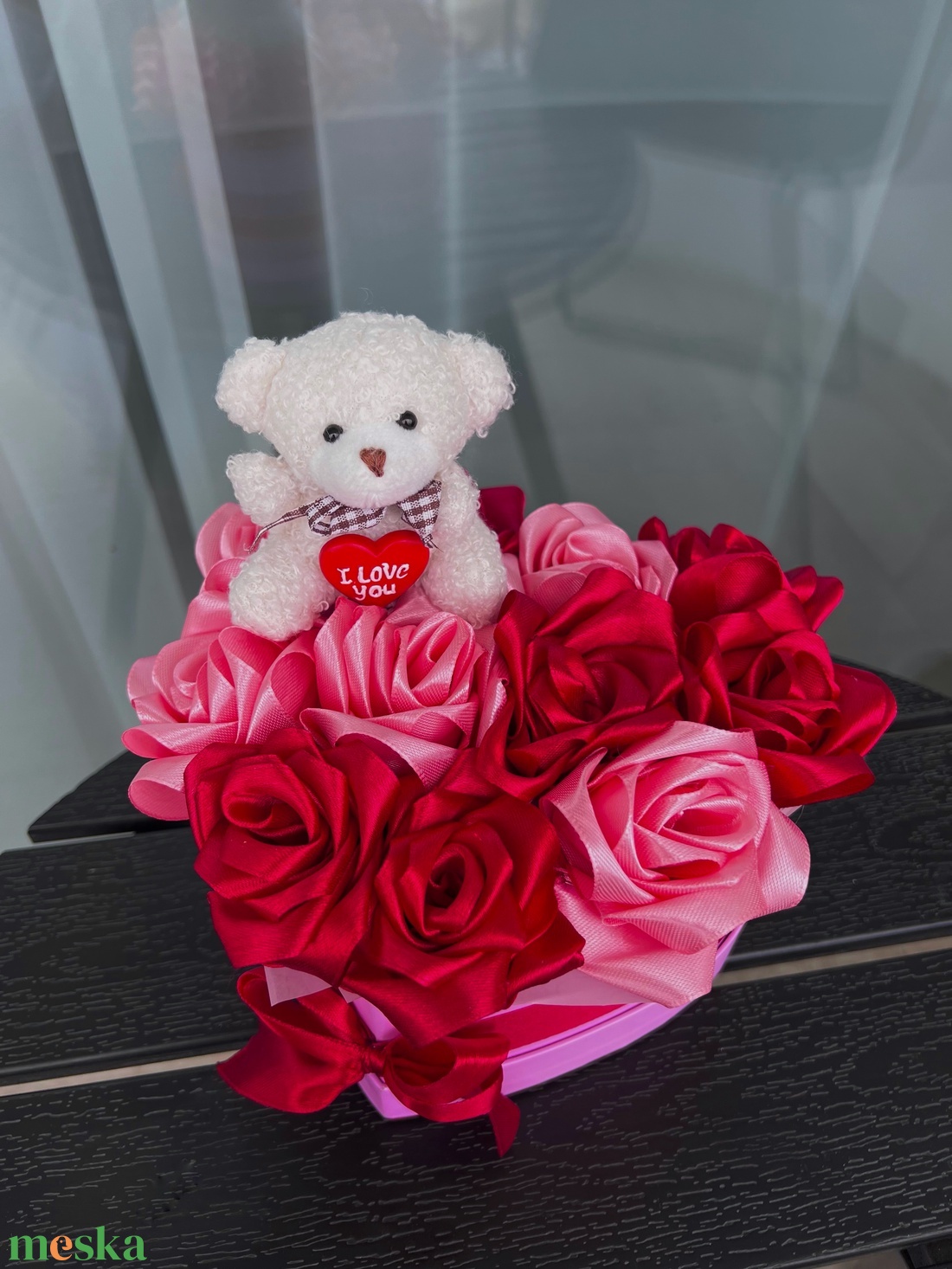 Macis szív-virágbox szaténvirágokkal - otthon & életmód - virágdekoráció - virágok - virágbox - Meska.hu