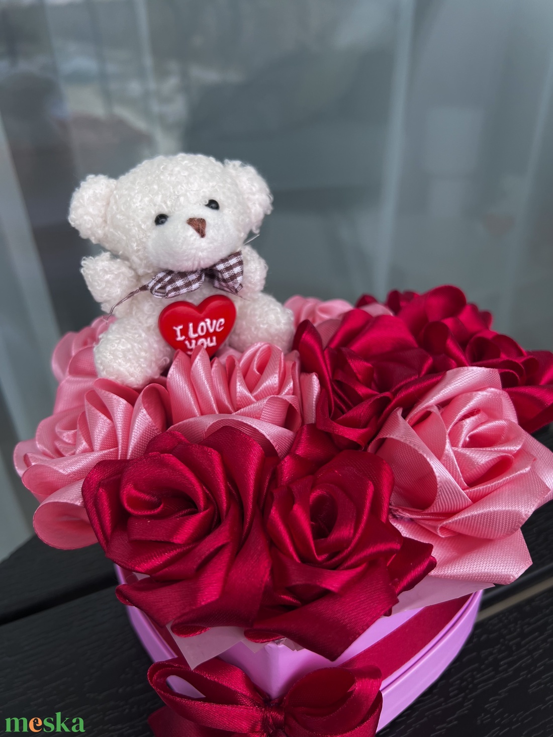 Macis szív-virágbox szaténvirágokkal - otthon & életmód - virágdekoráció - virágok - virágbox - Meska.hu