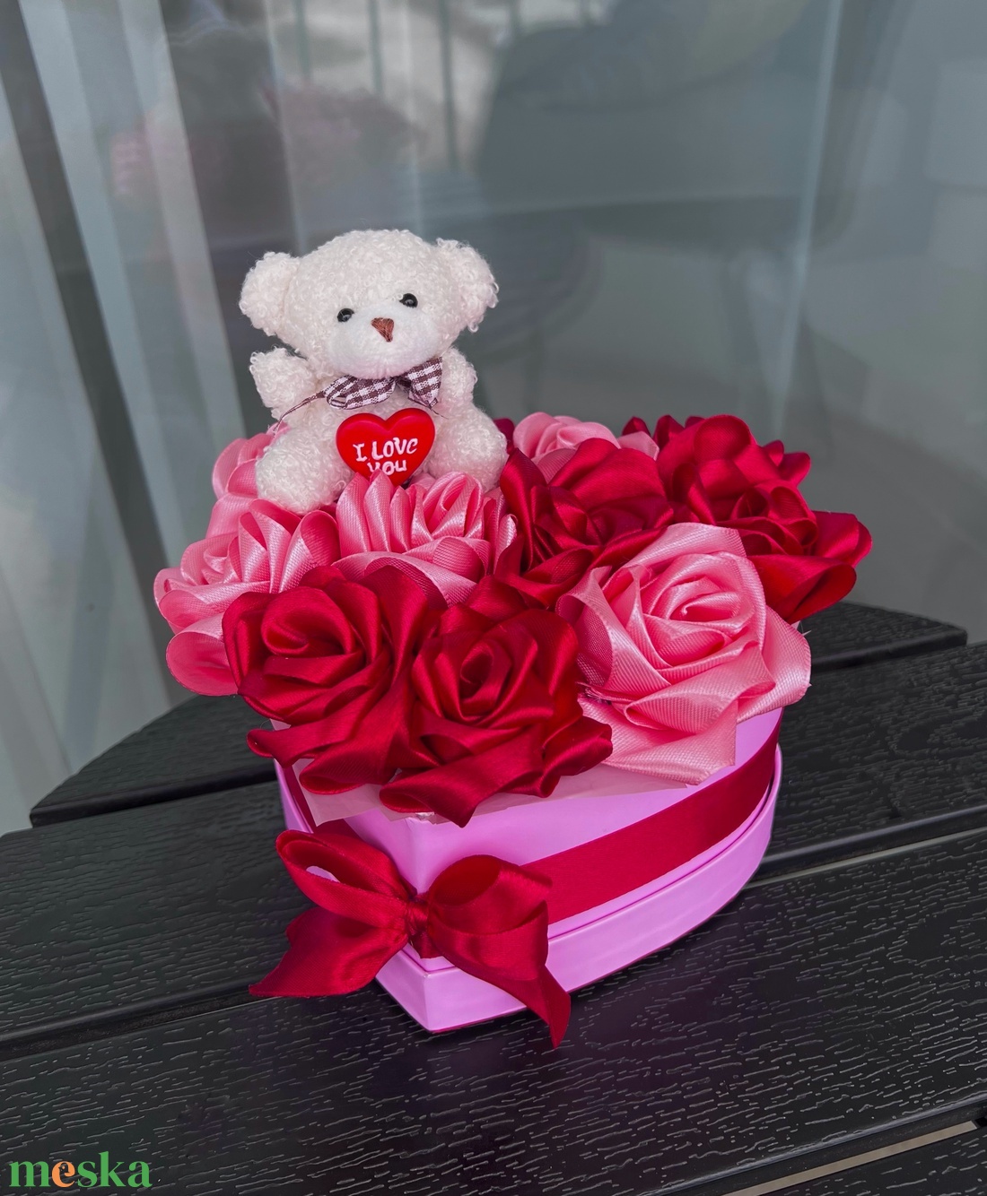 Macis szív-virágbox szaténvirágokkal - otthon & életmód - virágdekoráció - virágok - virágbox - Meska.hu