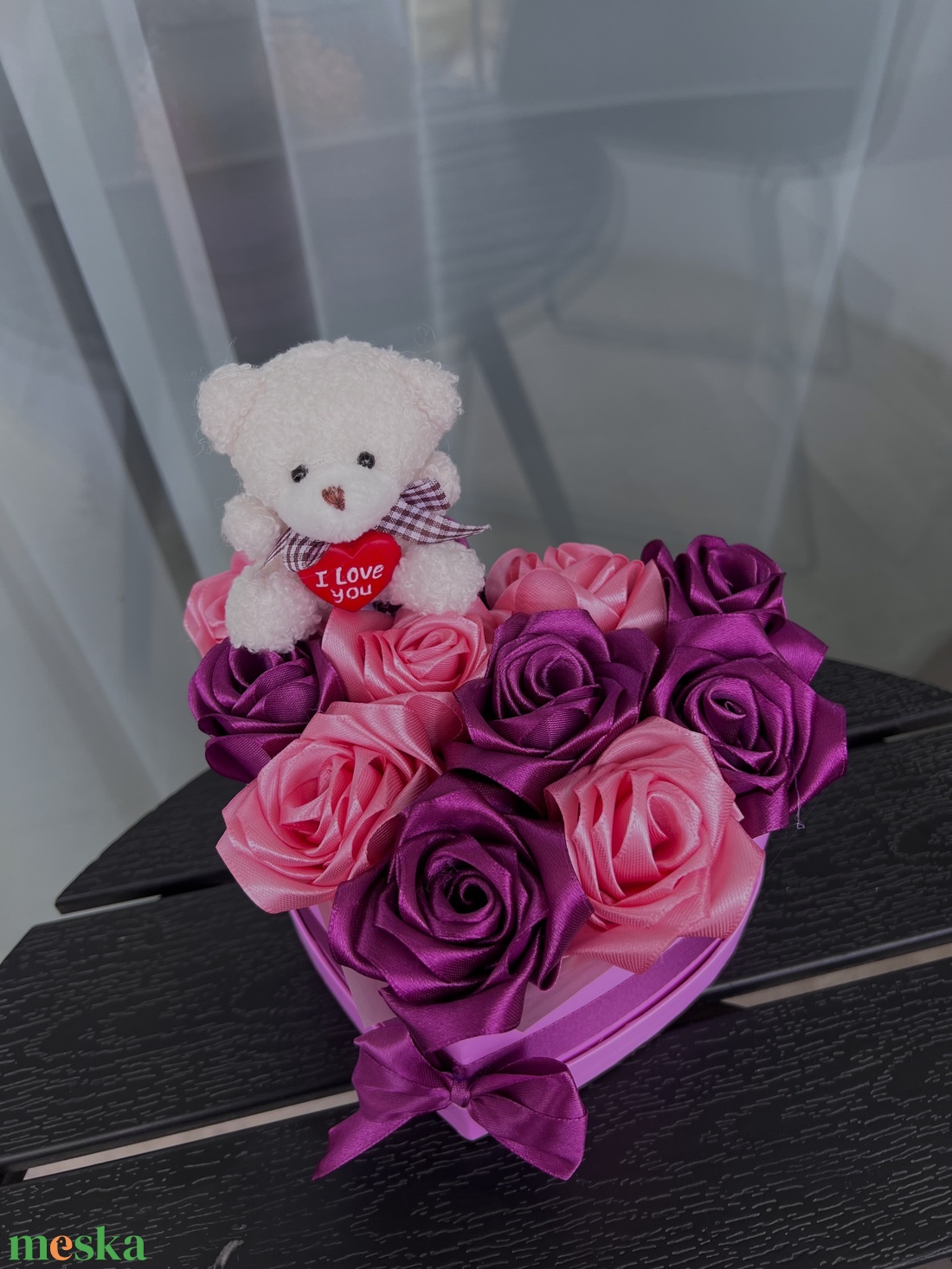 Macis szív-virágbox szaténvirágokkal - otthon & életmód - virágdekoráció - virágok - virágbox - Meska.hu