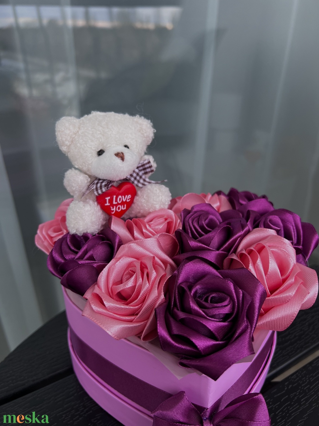 Macis szív-virágbox szaténvirágokkal - otthon & életmód - virágdekoráció - virágok - virágbox - Meska.hu